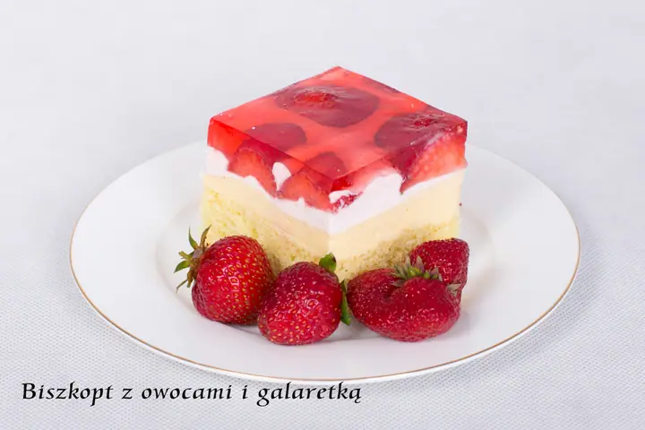 Biszkopt z owocami i galaretką