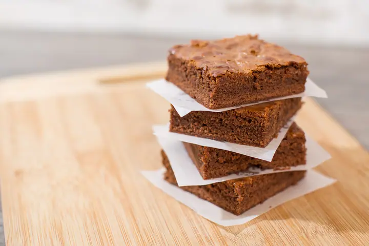 Kawałki czekoladowego brownie ułożone w stos