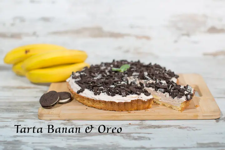 Tarta bananowa z kremem i pokruszonymi ciasteczkami Oreo