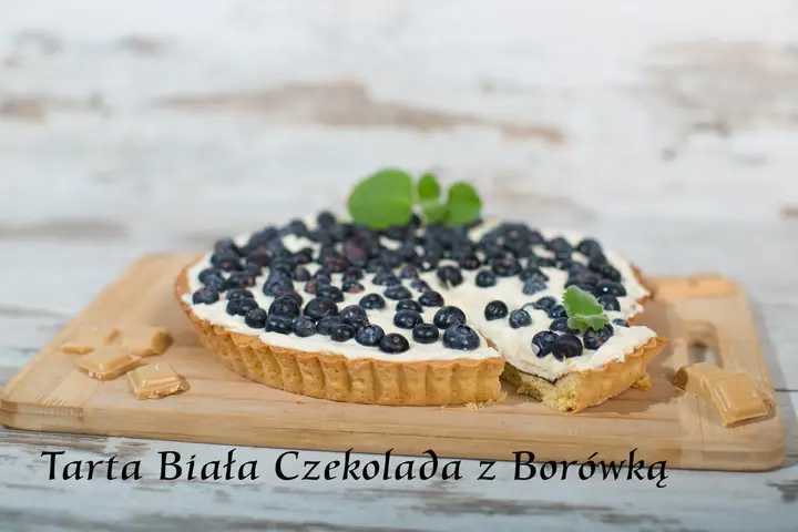 Tarta z kremem z białej czekolady i świeżymi borówkami