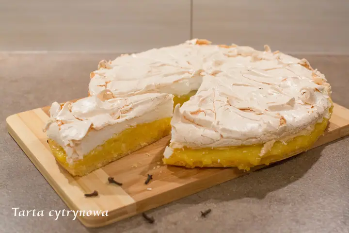 Tarta cytrynowa z opiekaną bezą, pokrojona na kawałki